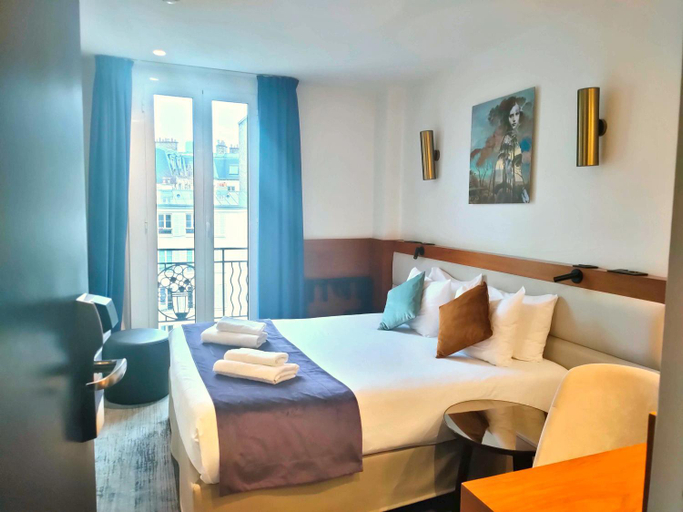 Others 4, Hotel Royal Phare, Paris
