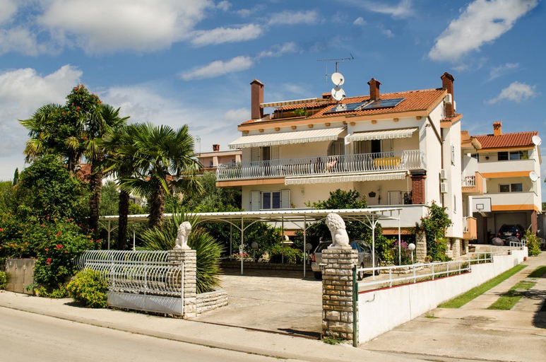 Others 3, Pansion Adria, Biograd na Moru