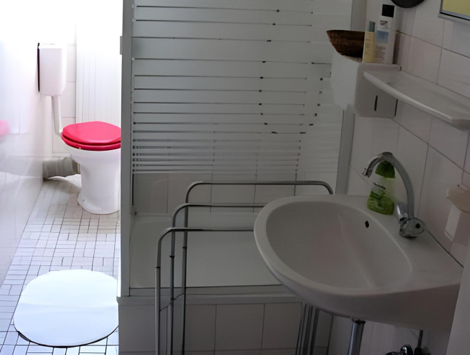 Bathroom 4, Hotel Schweizerhaus, Lübeck