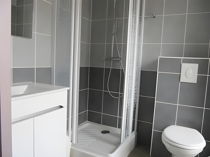 Bathroom 3, CIT'HOTEL Le Commerce, Charente-Maritime