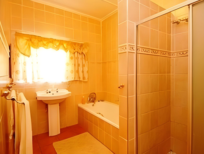 Bathroom 3, Bothabelo Bed & Breakfast, Mopani