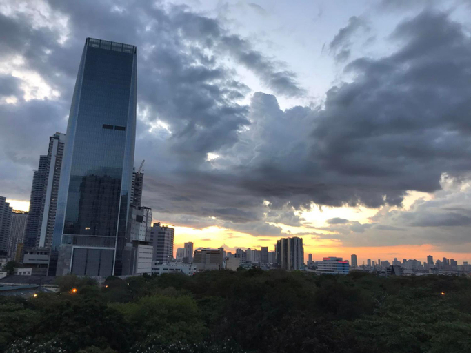 Condo with Patio at Makati SM Jazz offers Netflix, Makati City
