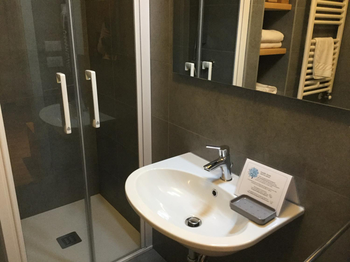 Bathroom 2, Albergo Belvedere, Pordenone