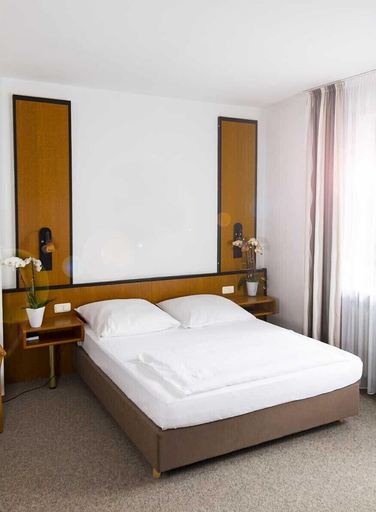 Bedroom 3, Hotel Römerhof, Straubing