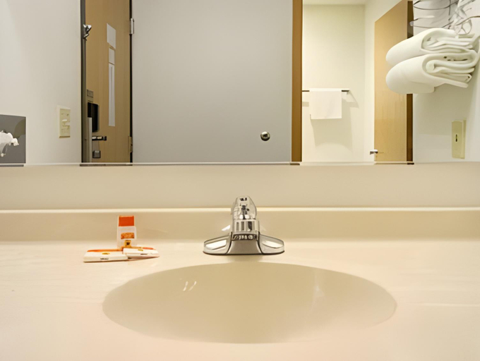Bathroom 5, Budget Inn and Suites, Clinton