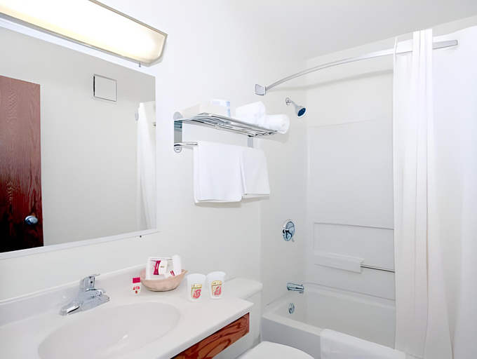 Bathroom 4, Quality Inn Sanford - Kennebunk, York