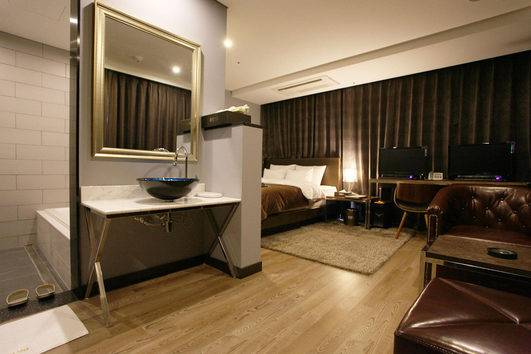 Bedroom 6