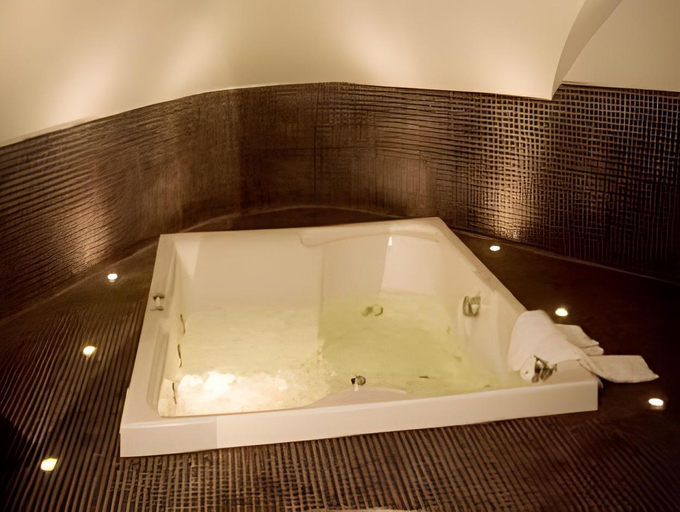 Bathroom 3, Elate Plaza Hotel, Stolichna
