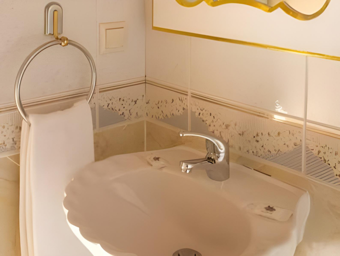 Bathroom 2, Safira, Lisbon