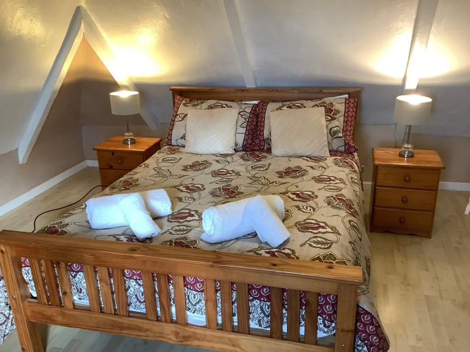 Others 5, Haelarcher Farmhouse and Helicopter B&B, Cornwall