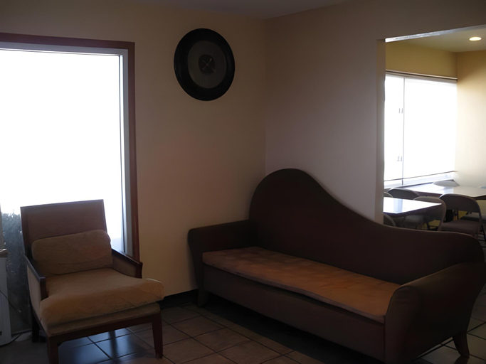 Bedroom 2, Nendels Inn & Suites Dodge City Airport, Ford
