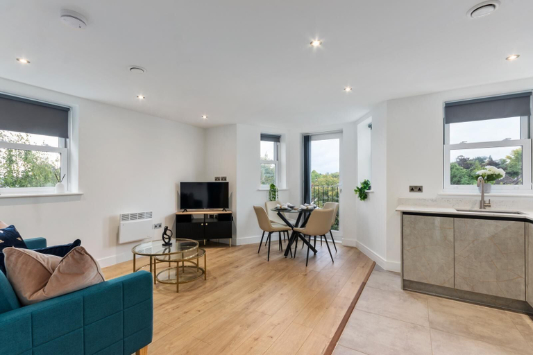 Others 4, Deluxe 2-BR Saarb Apartment Leatherhead, Surrey