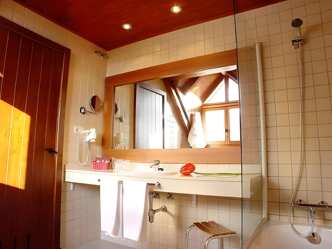 Bathroom 3, Hotel Saliecho, Huesca