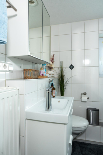 Bathroom 2, #2 Großes Zimmer mit Pool und Garten, Memmingen