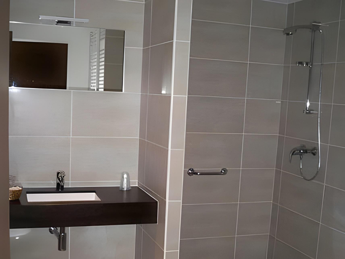Bathroom 4, Au Gai Soleil Du Mont Aiguille, Isère