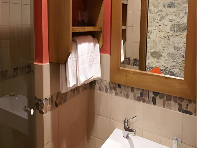 Bathroom 5, Fonda Mitja, Girona