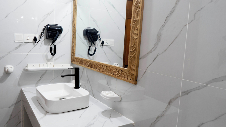Bathroom 3, Zamu Beach Hotel, Kati