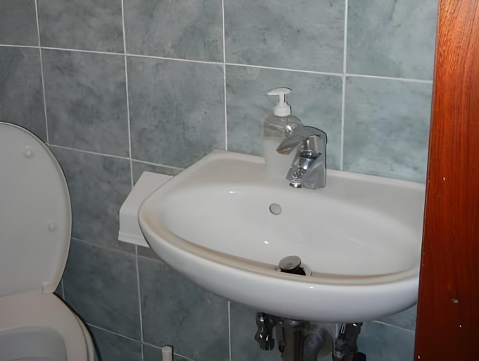 Bathroom 2, Rina Rooms, La Spezia