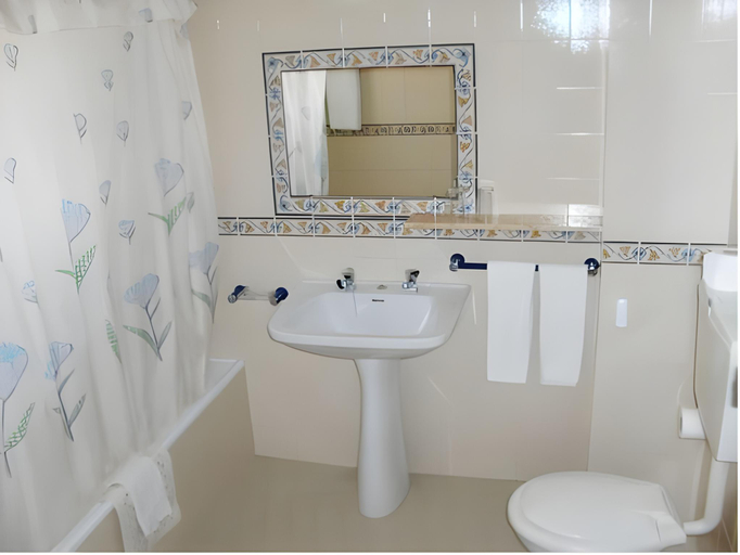 Bathroom 4, Hotel Alcaide, Portimão