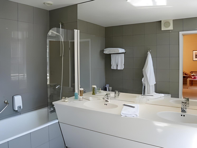 Bathroom 4, Grand Hotel Du Tonneau D'Or, Territoire de Belfort