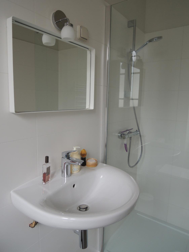 Bathroom 2, La Quincaillerie, Finistère