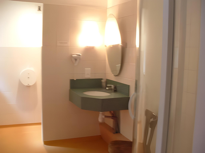Bathroom 4, Le Saint-Michel, Ardennes