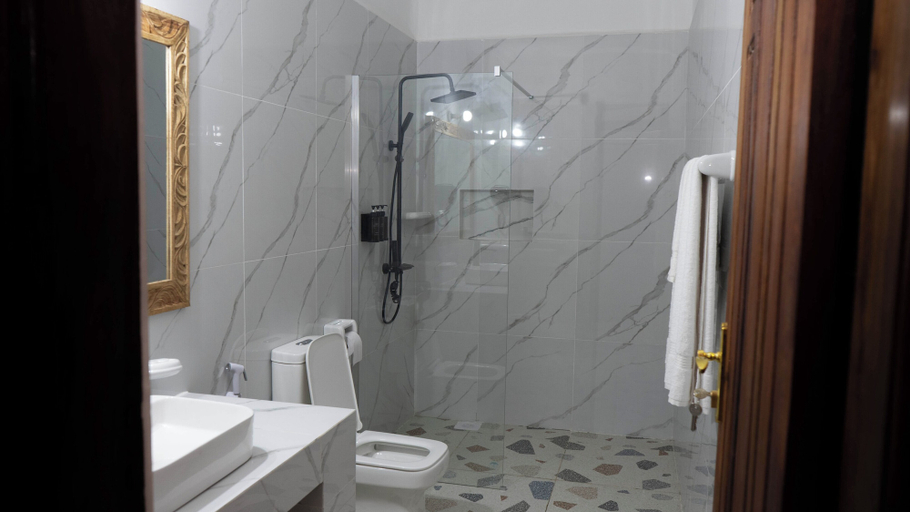 Bathroom 4, Zamu Beach Hotel, Kati