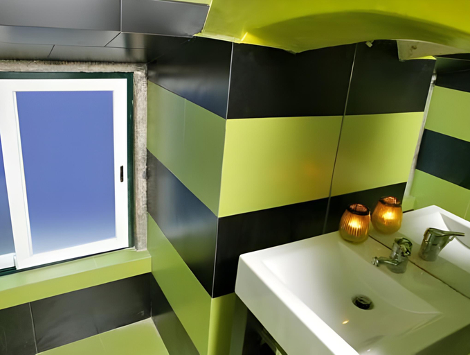 Bathroom 3, Goodnight Hostel, Lisbon