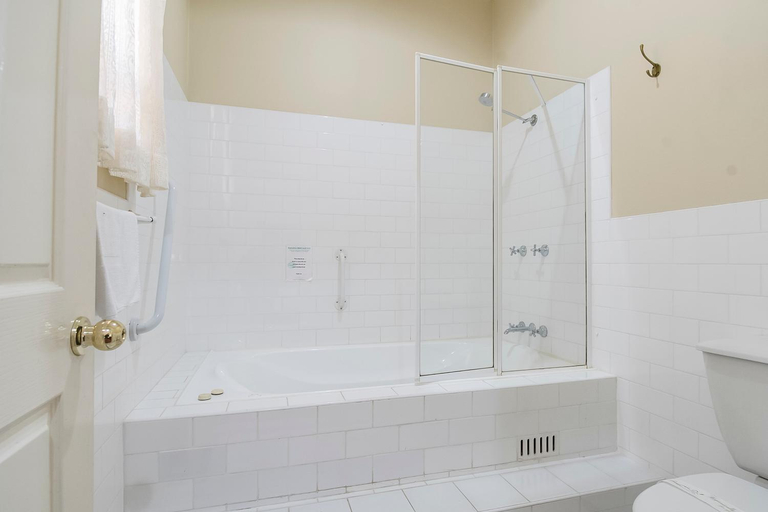 Bathroom 5, Ballina Heritage Inn, Ballina