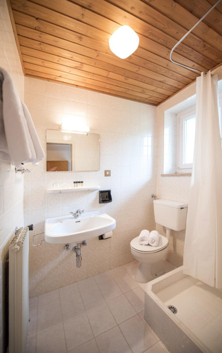 Bathroom 4, Alpin Garni die kleine Post, Bolzano