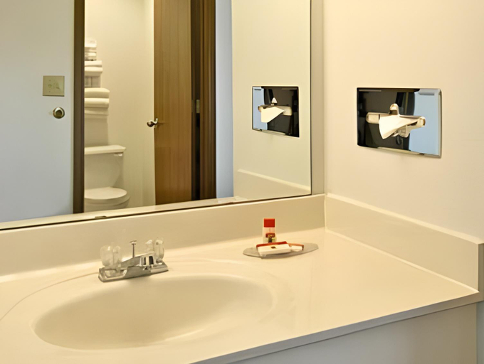 Bathroom 3, Super 8 by Wyndham Gardner, Kansas City