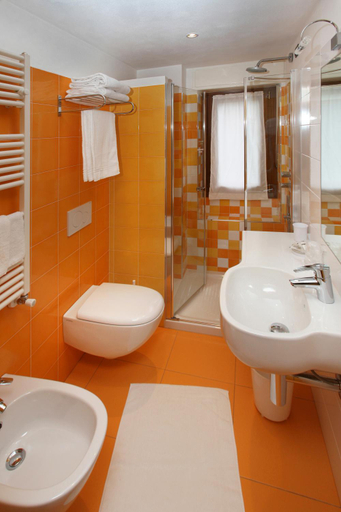 Bathroom 3, Hotel Biancaneve, Torino