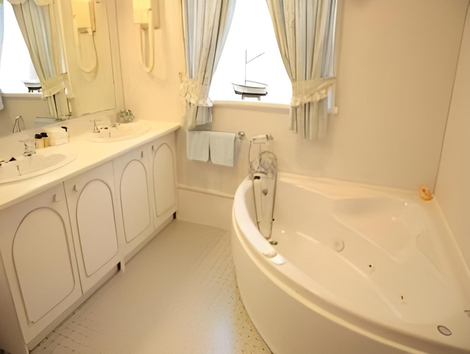 Bathroom 5, Best Western Annesley House Hotel, Norfolk