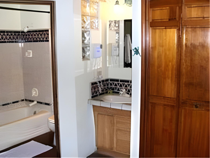 Bathroom, Adobe Rose Inn, Pima