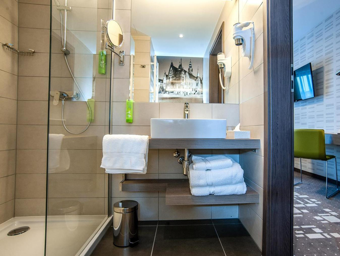 Bathroom 5, Q Hotel Plus Wroclaw, Środa Śląska