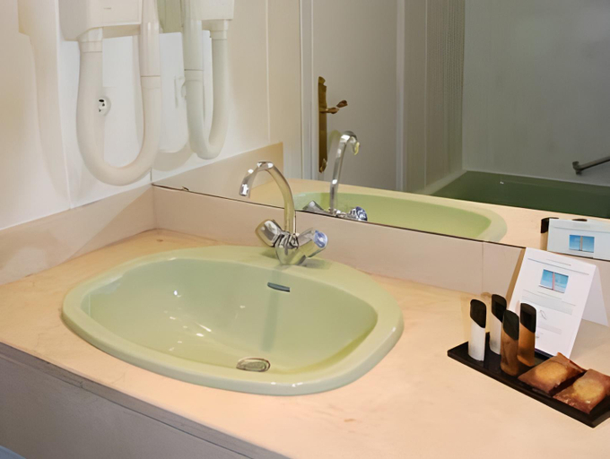 Bathroom 3, Hotel Foch, Hautes-Pyrénées