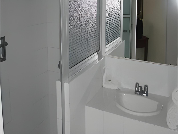 Bathroom 5, Hotel Villa Maya, Flores