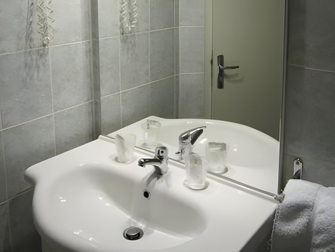 Bathroom 3, Logis Hotel Restaurant de la Poste, Orne