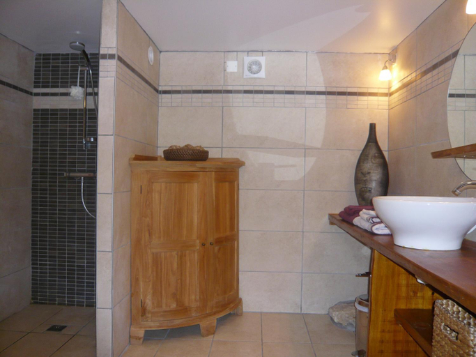 Bathroom 1, Travers de Pechmeja, Lot