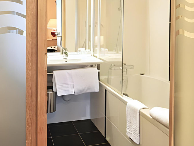 Bathroom 4, Logis Hotel Le Continental, Indre