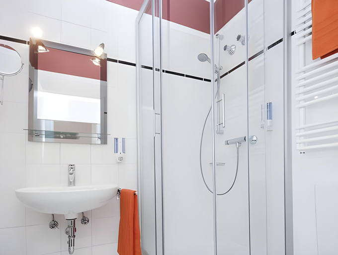 Bathroom 2, Hotel Weitblick Bielefeld, Bielefeld
