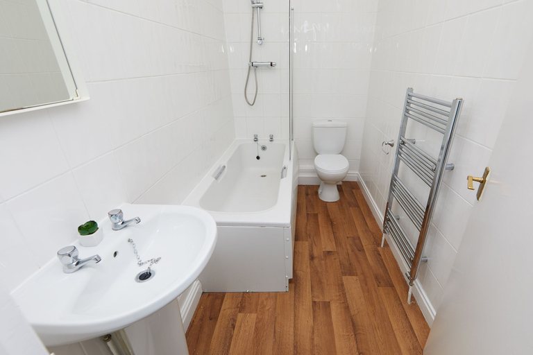 Bathroom 3, 4 Bed Derby House - Long Stays- Parking, Derby
