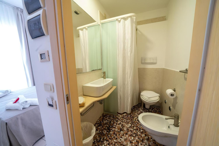 Bathroom 3, Gargano Hotel Helios, Foggia