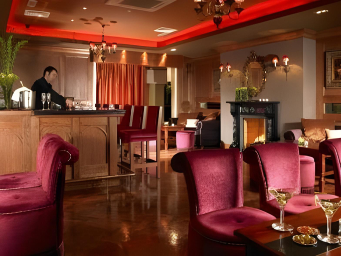 Others 5, Scott's Hotel