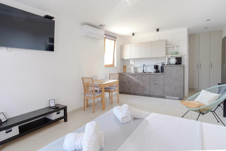 Others 5, Apartments Grape, Pirovac