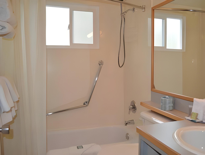 Bathroom 3, Travelodge by Wyndham Quesnel, Cariboo