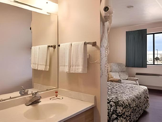 Bathroom 4, Super 8 by Wyndham Springfield East, Sangamon
