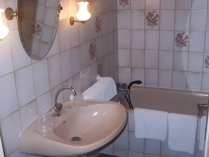 Bathroom 3, Auberge de la Tour -Appartements-, Hérault