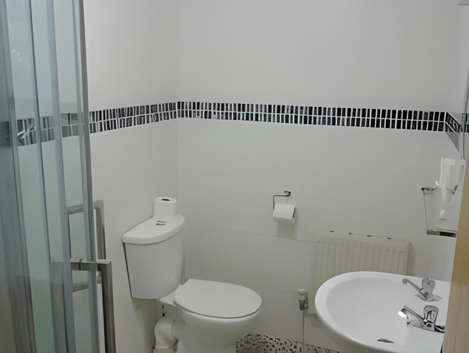 Bathroom 4, Harrow Lodge Hotel, Isle of Wight