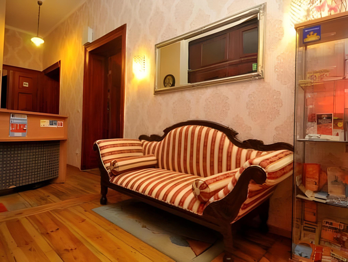 Others 5, Babel Hostel, Dworzec PKP, Rynek, Środa Śląska